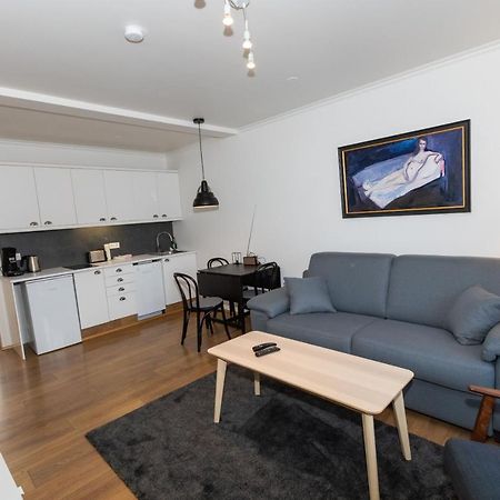Central Apartment With Two Bedrooms And Balcony- Strandgata 9 阿克雷里 外观 照片