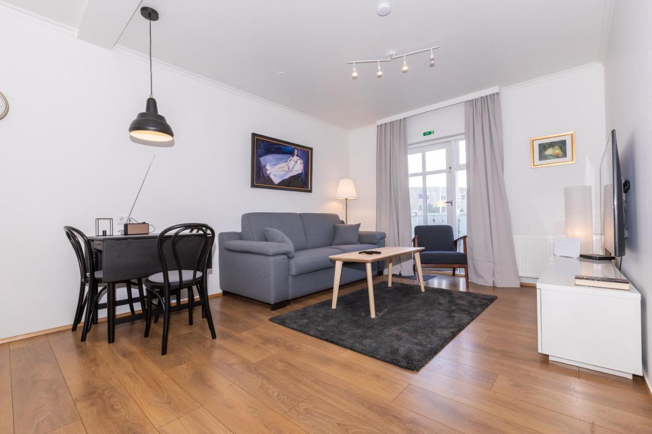 Central Apartment With Two Bedrooms And Balcony- Strandgata 9 阿克雷里 外观 照片